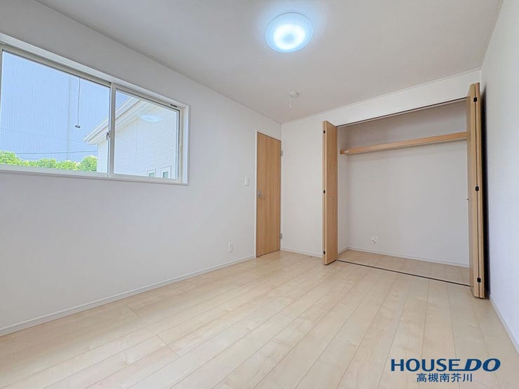北東側のお部屋ですが、南向きの窓があり明るく風通しの良いお部屋で収納もタップリです
