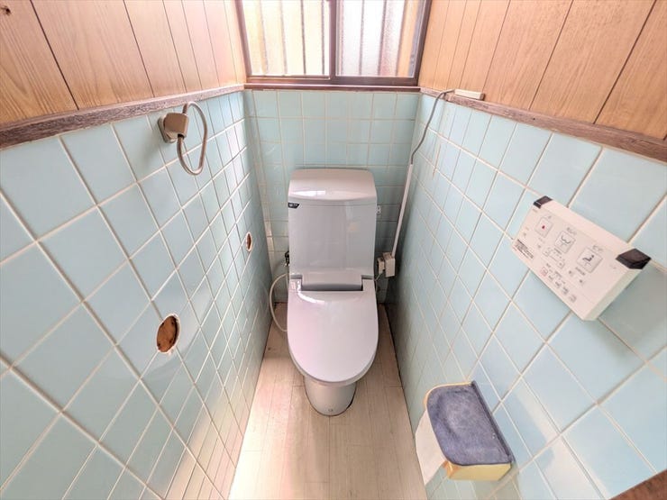 トイレには快適な温水洗浄便座付