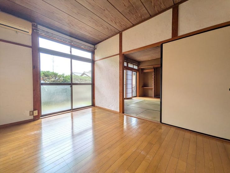 1階 6帖の洋室 大きな掃き出し窓が特徴です