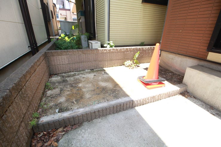 駐車場は平面タイプで出し入れスムーズ♪