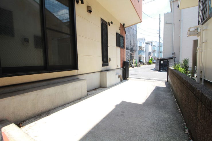 前面道路が広く、駐車が苦手な方もらくらく停められます♪