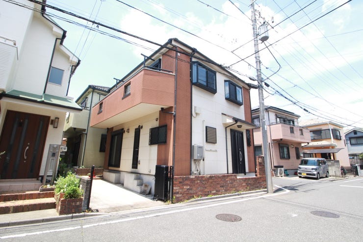 【外観】
爽やかな青空の下に降り注ぐ陽光、豊かな居住性と、クオリティが見事に調和した住空間は、住まうことの喜びを感じさせてくれます。