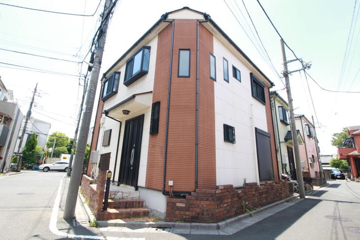 2方向以上が道路の角地は、ほかの建物との隣接面が少なく、家の中でも開放感が得られます。
また、日差しを遮るものがないため、暖かい陽光が部屋全体に広がり非常に明るく暖かくなります!