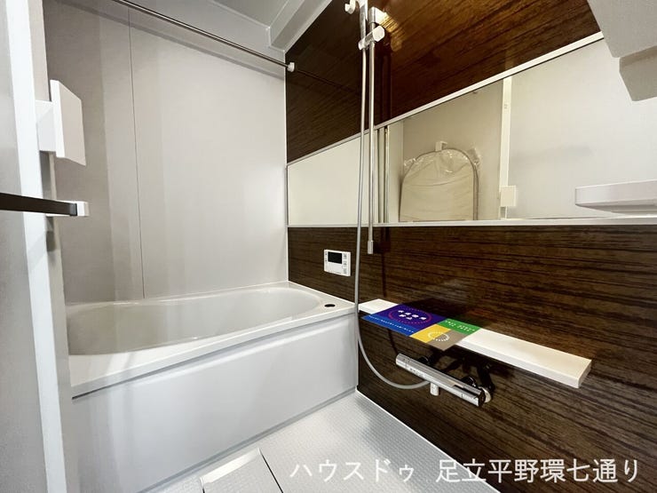 浴室乾燥機付きバスルーム。雨の日の洗濯や換気にも便利です。