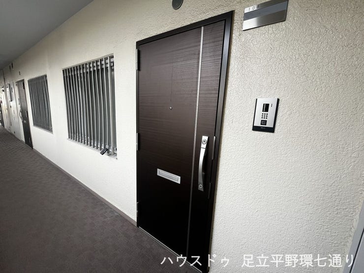 玄関前にはモニター付きインターホンを設置。来訪者を確認でき安心です。