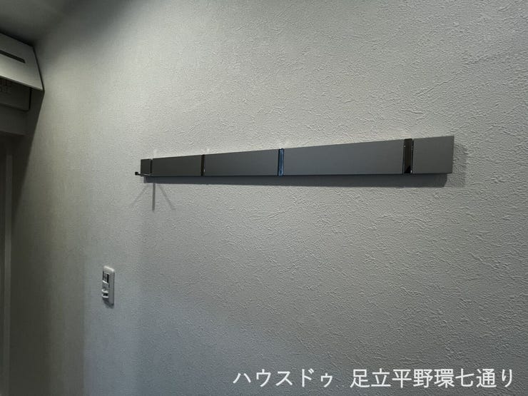 壁面ハンガー付きでコートやバッグをさっと掛けられます。玄関まわりの整理整頓にも便利な嬉しい設備です。