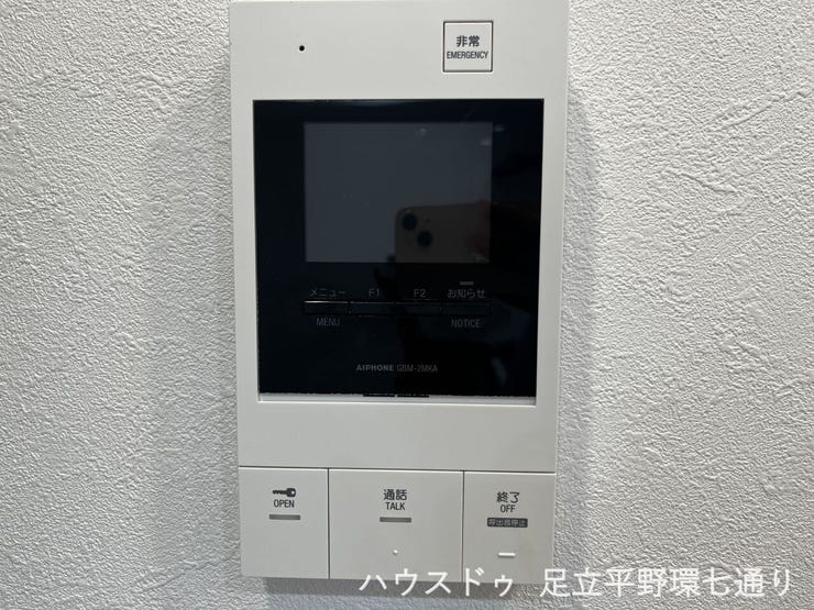 モニター付きインターホンで来訪者を確認可能。防犯面にも配慮されています。
