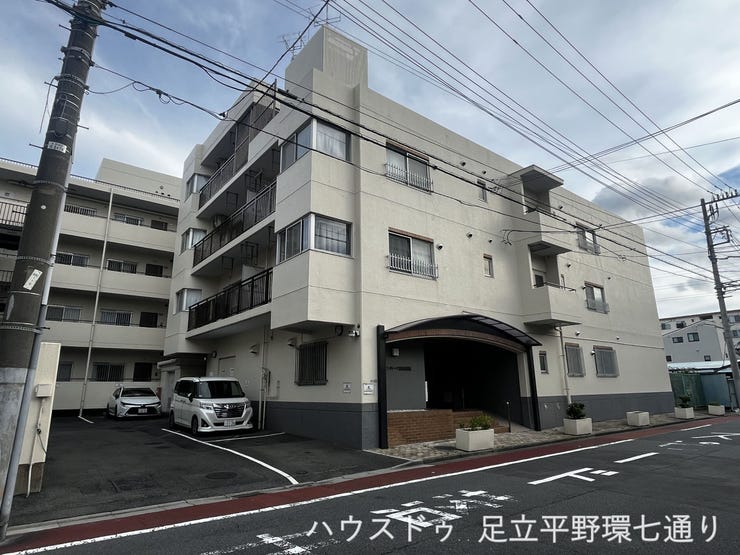 落ち着いた外観と清潔感のあるエントランスが魅力のマンション。周辺環境も良好で、快適な住まいを実現できます。