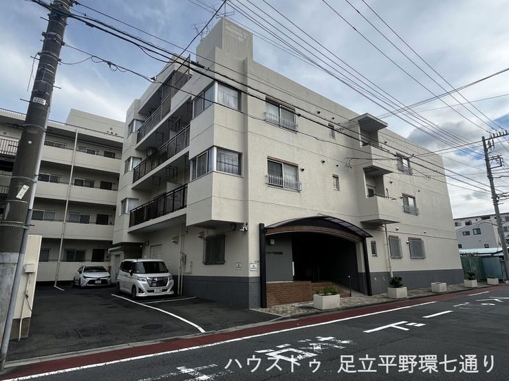 落ち着いた外観と清潔感のあるエントランスが魅力のマンション。周辺環境も良好で、快適な住まいを実現できます。