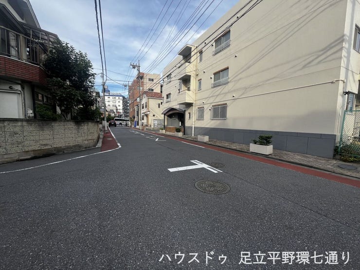 前面道路は見通しが良く、落ち着いた住環境が魅力。日々の移動や車の出入りもしやすい立地です