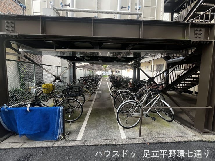 屋根付き駐輪場で雨の日も安心。敷地内に自転車を置けるため、通勤・通学やお買い物にも便利です。