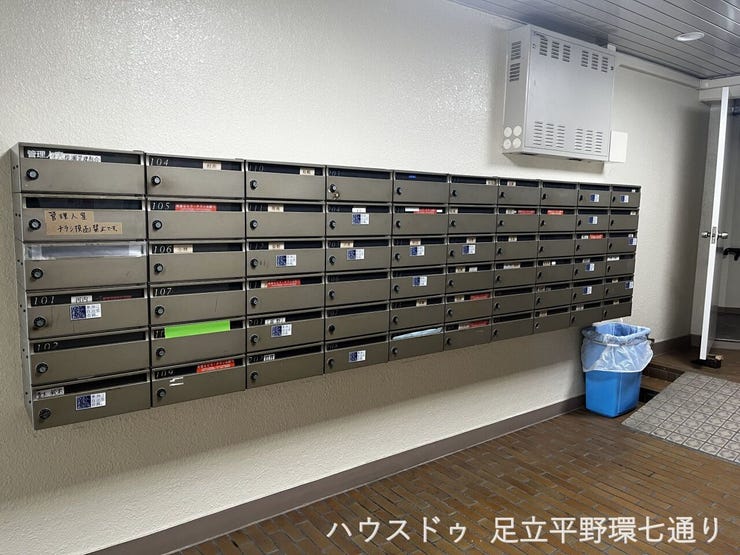 集合ポストが整然と並ぶ共用部。管理の行き届いた印象を感じられる住まいです。