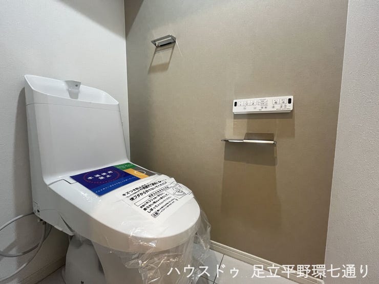 温水洗浄機能付きトイレ。清潔感のある落ち着いた空間です。