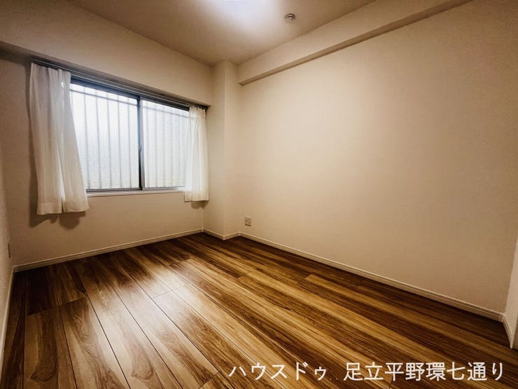 窓から自然光が入る洋室。落ち着いた空間で寝室や書斎にもおすすめです。