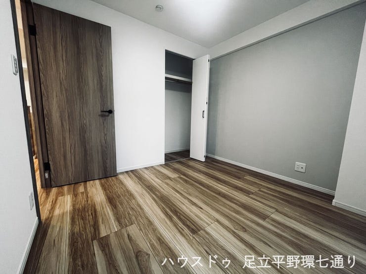 アクセントクロスが映える洋室。収納付きで使い勝手の良いお部屋です。