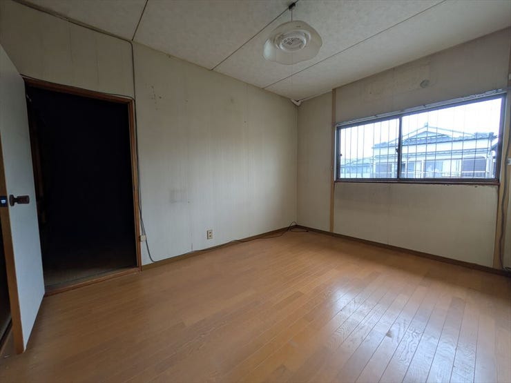 腰窓のみなので棚などの家具が配置しやすく、書斎や勉強部屋として使いやすそうです