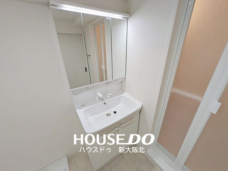 ■ゆとりある洗面台で毎朝の身支度もスムーズに!
■もちろん、鏡裏にもたっぷりの収納スペースがあるので、いつもスッキリと保てますね!