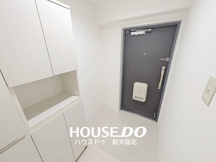 ■白を基調とした明るい玄関
■広々としているので靴の他にベービーカーや傘立て置き場としてもお使いいただけます◎