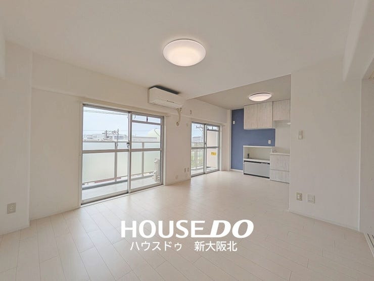 【外観】
■リビングは15.7帖の広さがあり、ダイニングテーブルやソファなどの家具を置いても十分な広さがあります!
■2面の窓から光が差し込み、安らぎのひと時を演出します!