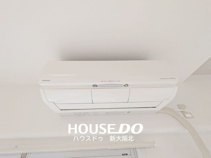 ■広々としたリビングには壁掛けのエアコンを設置!一年を通して快適にお過ごしいただけるほか、初期費用を抑えて新生活を始められます!