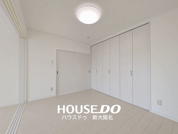 ■リビングに隣接した5.7帖の洋室です!
■引き戸はドアに比べてデッドスペースができにくく、空間を無駄なく使うことができます!
■家具のレイアウトもしやすいですよ!