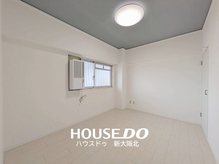 ■玄関入ってすぐ左側の洋室です!
■この洋室は5.7帖あり、ダブルベッドを置くこともできます◎