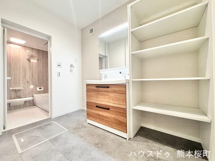 ■清々しいリフレッシュ空間■自分を磨き、気持ちを切り替える。心地よい光が差し込むプライベートスペース。