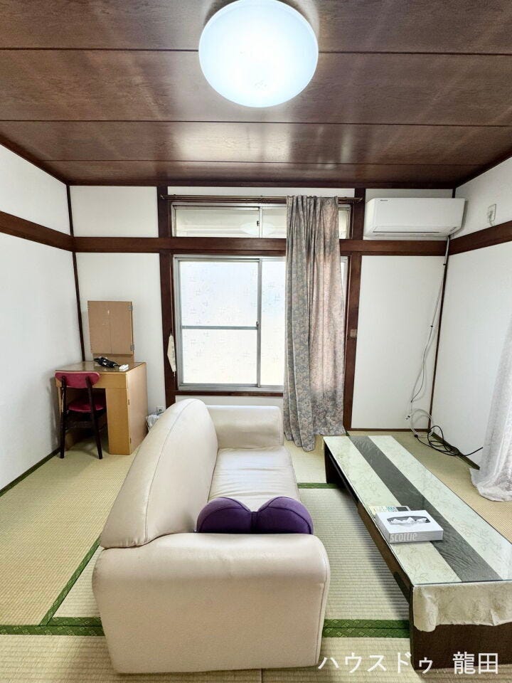【和室】
■□■和室■□■
畳のお部屋にソファを置いて広々リビングに。柔らかい床はお子様の遊び場やお昼寝スペースにもぴったり