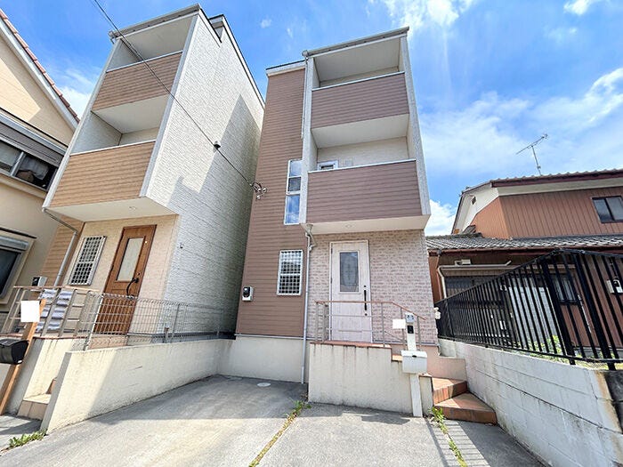 ◇売却査定相談◇
「急な転勤」「相続による売却」「金銭的な理由」など住まいの売却をそれぞれです。
仲介はもちろんのこと、弊社独自のネットワークで買取案件もご相談できます!