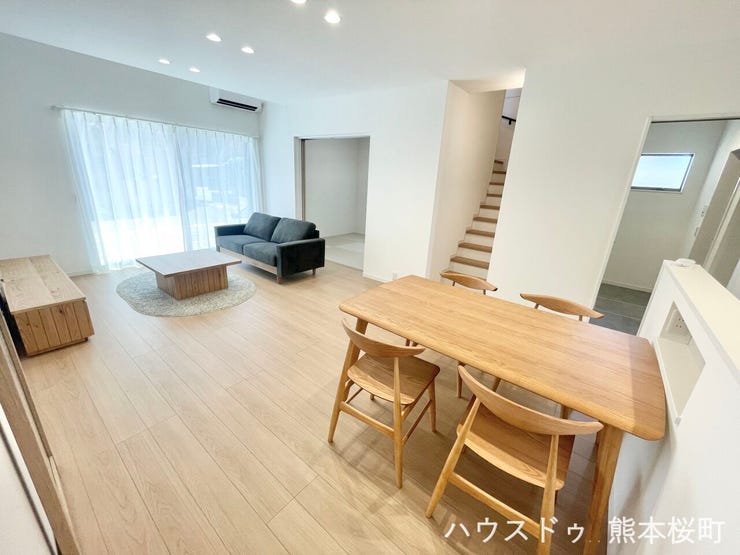 ■安らぎと笑顔の中心地■陽光が優しく降り注ぎ、会話が自然と弾む。ここでは、毎日が特別な時間へと変わります。