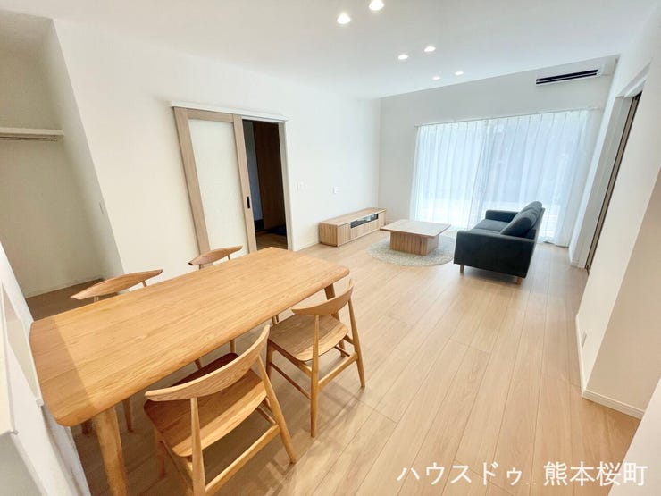 ■安らぎと笑顔の中心地■陽光が優しく降り注ぎ、会話が自然と弾む。ここでは、毎日が特別な時間へと変わります。