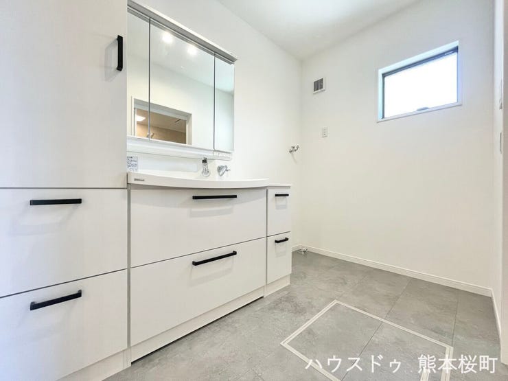 ■清々しいリフレッシュ空間■自分を磨き、気持ちを切り替える。心地よい光が差し込むプライベートスペース。