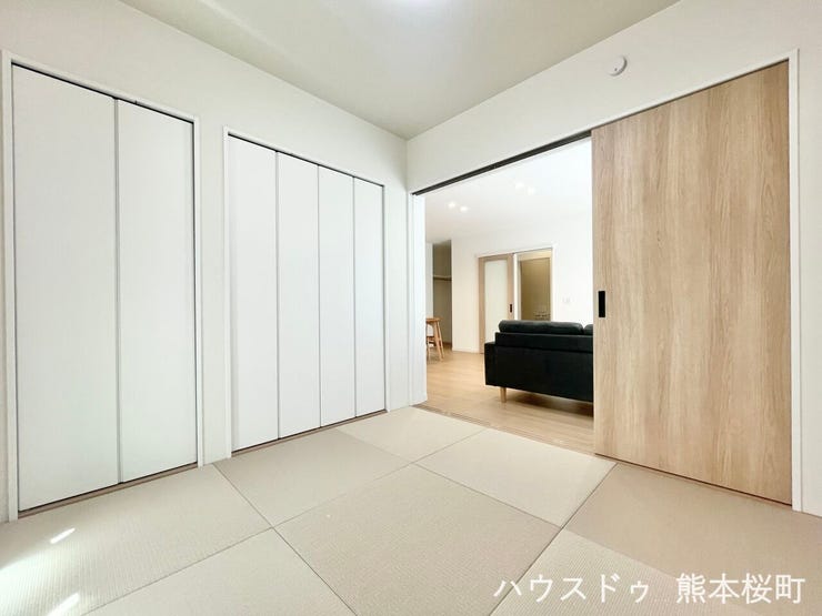 ■1階4.5帖和室■ゲストをもてなし、昼寝や家事にも使える、畳のぬくもりが心地よい多目的万能スペース。