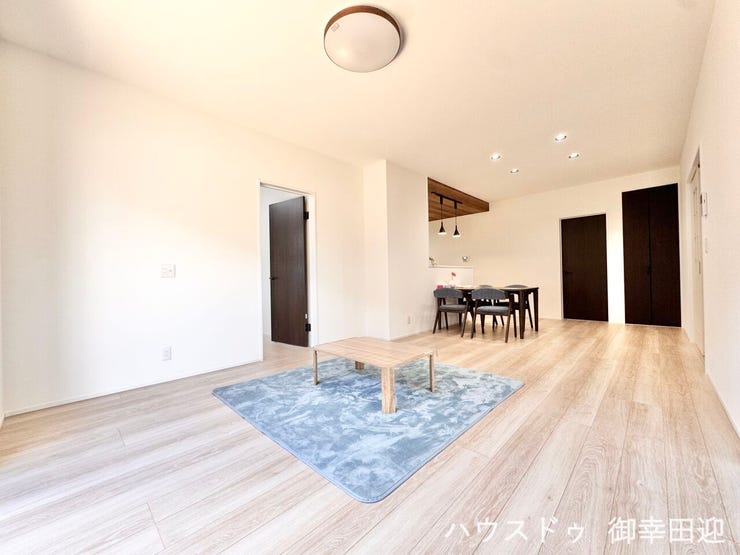 ■安らぎと笑顔の中心地■陽光が優しく降り注ぎ、会話が自然と弾む。ここでは、毎日が特別な時間へと変わります。