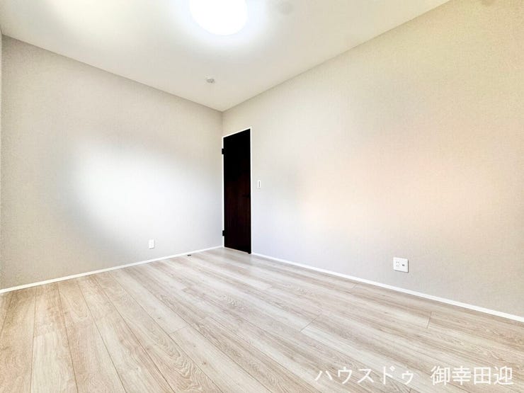 ■2階6帖洋室■寝室、書斎、趣味の部屋。家族の成長やライフスタイルに合わせ、様々な使い方ができる快適な空間です。