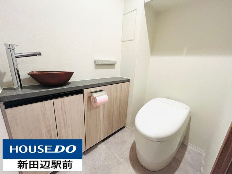 トイレはタンクレスでスッキリとしています。収納もあり、足元も広いトイレです。