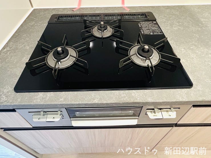 ガスコンロが3口で料理も色々楽しめそうです。