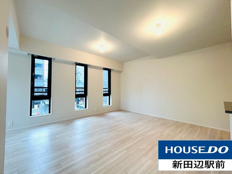 天井が高く、窓の多いLDKは南西角にあり、陽の入るお部屋です。