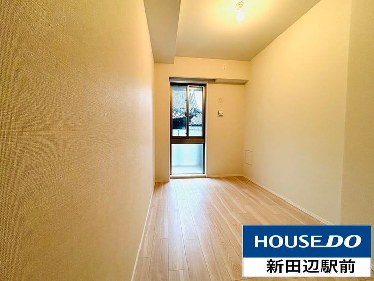 5.5帖の洋室はバルコニーに面した大きな窓があるため、室内に明るい光が差し込みます。