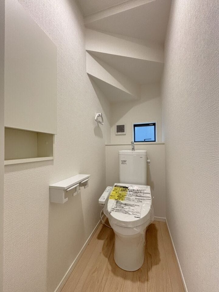 同じ施工会社が施工した別物件のトイレ写真です。実際の物件とは間取りや内装、設備、色柄などが異なる場合があります。