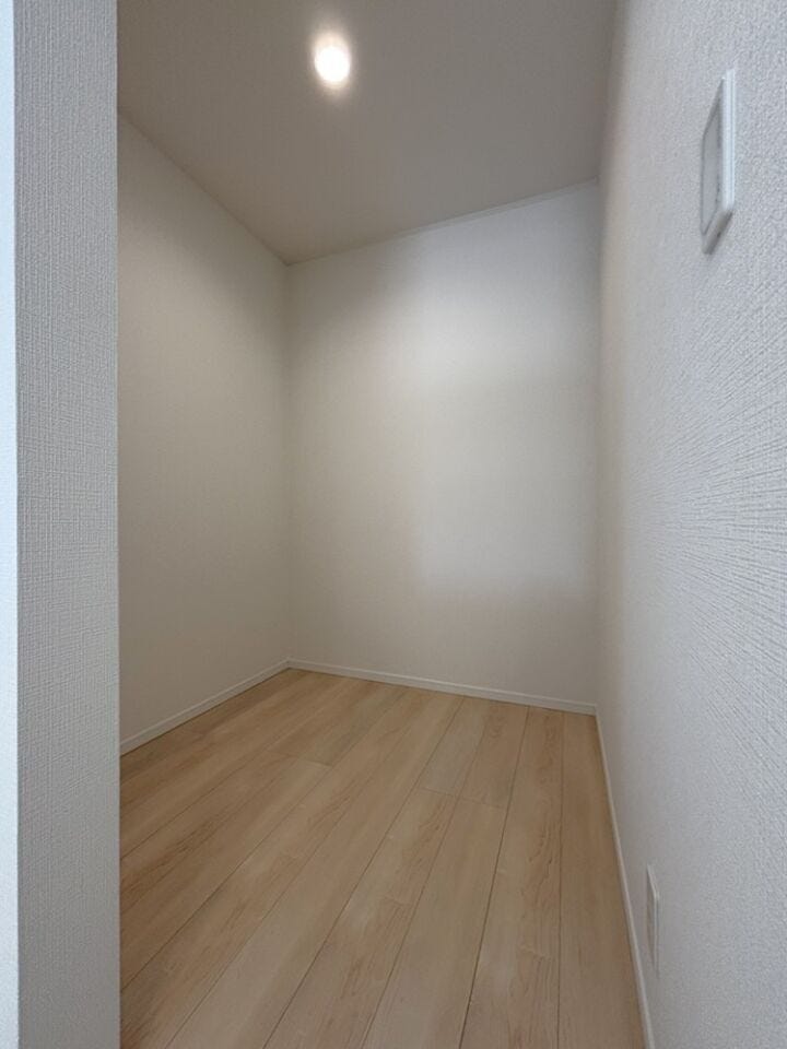 同じ施工会社が施工した別物件のパントリー写真です。実際の物件とは間取りや内装、設備、色柄などが異なる場合があります。