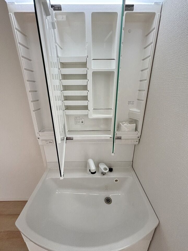 同じ施工会社が施工した別物件の洗面台写真です。実際の物件とは間取りや内装、設備、色柄などが異なる場合があります。
