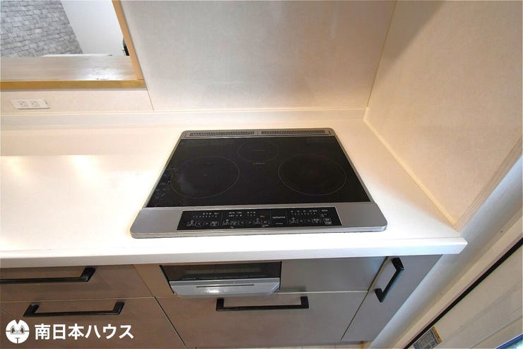 【IHクッキングヒーター】3口のコンロとグリル付き!お手入れのしやすさが魅力のキッチンです!