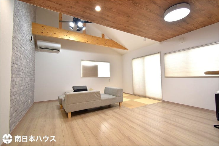 【リビング】広々20帖のリビングです!梁出しの勾配天井で開放感のある空間です♪室内程度良好♪