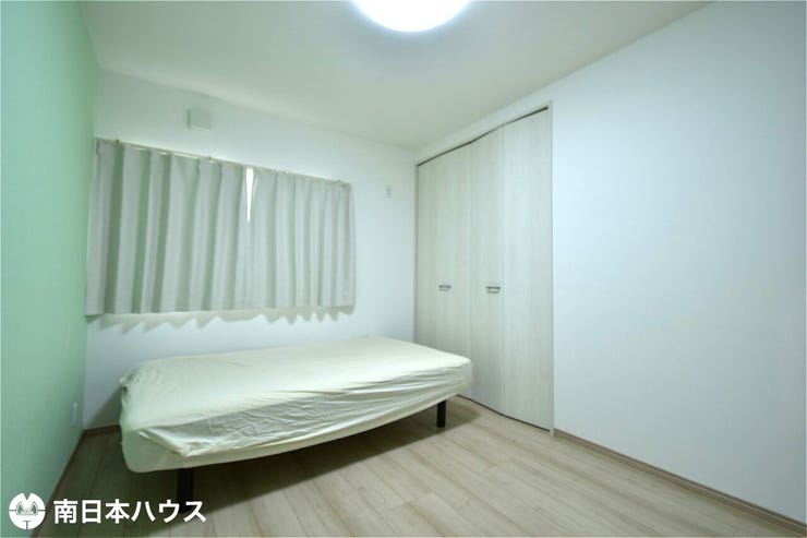 【洋室】6帖の洋室です!リビングから出入り可能なお部屋です♪