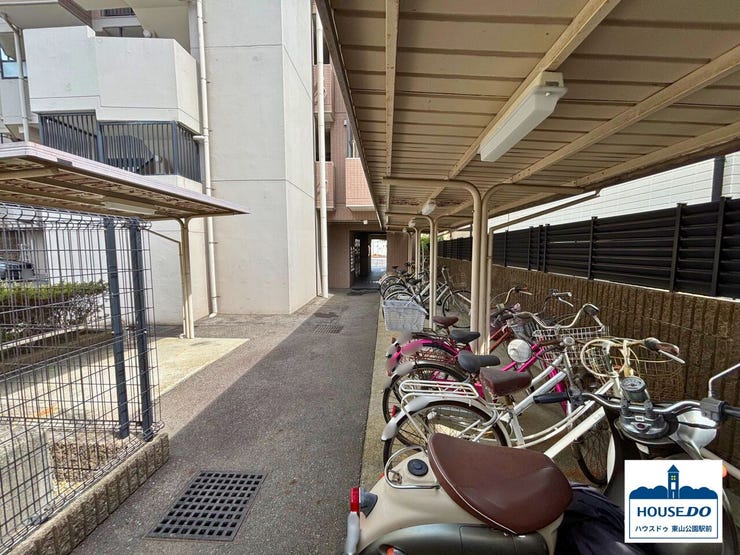 駐輪場は屋根付き、灯り付きです。