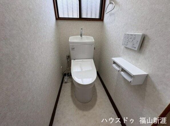 窓付きのトイレスペース。陽射し差し込む明るい空間となっております。また、換気環境も良好です。
