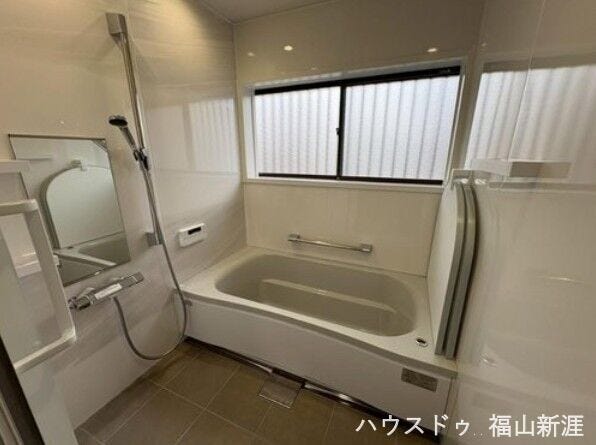 ゆったりできる大きい浴槽を使用。快適な浴室で毎日の疲れを癒しませんか♪