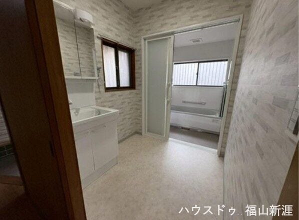 広々とした洗面台スペースです。三面鏡で後ろ髪までしっかり確認できます。鏡の裏にも収納スペースありです◎