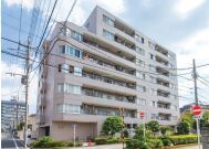 【外観】
明るい外観と整った植栽が印象的なマンション。開放感のある佇まいで住環境の良さを感じられます。